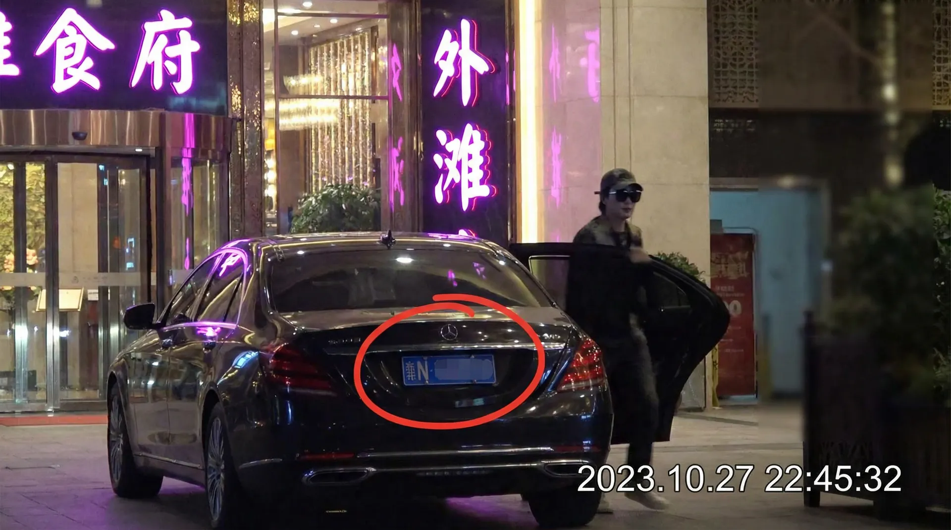 澳门皇冠官网 - 豪车餐厅外偷拍
